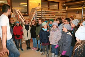 Die Grundschüler lernen die Backstube der Empfinger Bäckerei Walz kennen. Foto: Schule Foto: Schwarzwälder Bote