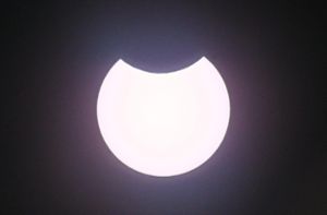 Wenn sich der Mond vor die Sonne schiebt: So oder so ähnlich soll die partielle Sonnenfinsternis – die Aufnahme stammt vom Juni 2021 – am heutigen Dienstag mit entsprechenden Teleskopen von der Ortenau aus betrachtet aussehen. Foto: Pleul