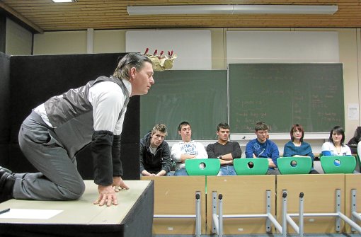 Einen Zugang der etwas anderen Art zu Franz Kafka bot Schauspieler Markus Gehrlein den Schülern des Kepler-Gymnasiums. Foto: Schwarzwälder-Bote