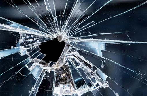 Die Täter schlugen am Pfarramt eine Scheibe der gläsernen Eingangstür ein. Foto: madscinbca – stock.adobe.com