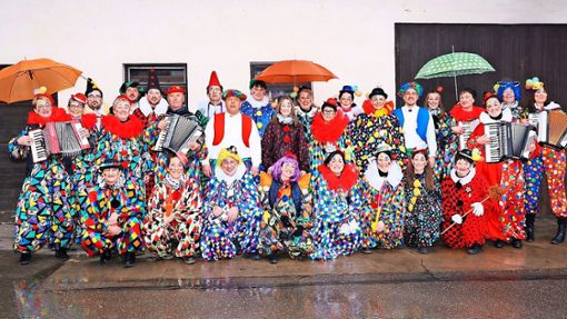 Die Gesamtschmotzigegruppe von Bösingen, die sich in Gruppen aufteilt und Senioren, also die erfahrenen Bürger ab 65 Jahren, besucht und Fasnet, Frohsinn und gute Laune in die Häuser trägt. Foto: Hölsch