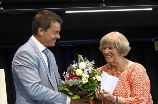 Bürgermeister Matthias Gutbrod überreichte Carmen Karcher, die mit der Bürgermedaille der Gemeinde Kippenheim ausgezeichnet wurde, eine Urkunde und einen Blumenstrauß. Foto: Schillinger-Teschner