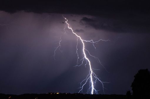 Blitze gehen während eines Gewitters über dem sächsischen Radebeul nieder (Archivbild). Foto: Robert Michael/dpa-Zentralbild/d/Robert Michael