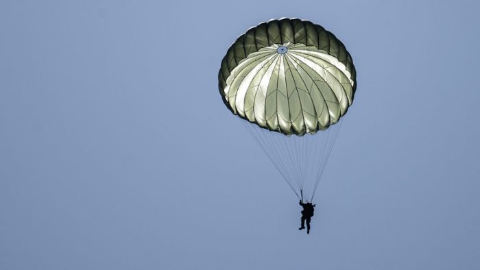 Fallschirmjäger springen in den Bodensee