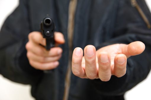 Die Tatverdächtigen hatten den 23-Jährigen mit einer Waffe bedroht. (Symbolbild) Foto: jedi-master – stock.adobe.com