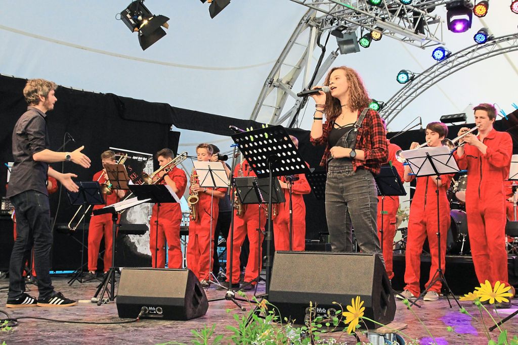 Die Band Funky Devilz  der Gewerblichen Schulen Emmendingen überzeugte mit einem satten Bläsersatz und der Bühnenpräsenz ihrer Sängerinnen – das ergab den zweiten Rang beim Bandwettbewerb.