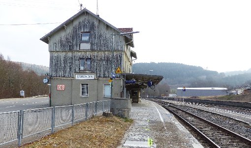 Das Bahnhofsgebäude in Storzingen soll außen und innen saniert werden. Das allerdings wird nicht gerade billig.  Foto: Grimm