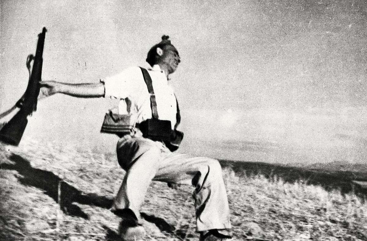 „Loyalistischer Soldat im Moment des Todes“ – aufgenommen 1936 während des Spanischen Bürgerkriegs von Robert Capa mit einer Leica.