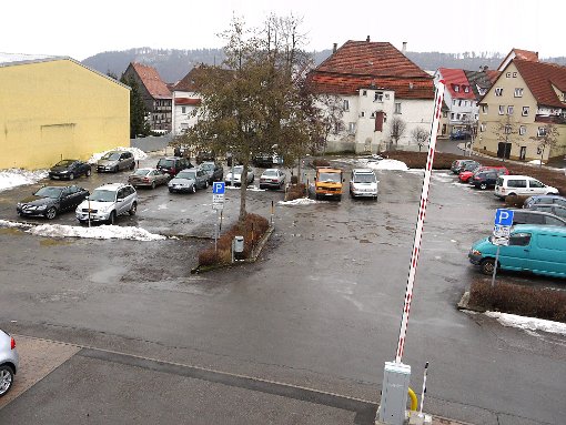 An der Stelle dieses Parkplatzes an der Langwatte soll ein Parkdeck errichtet werden. Die Größe hängt vom Erhalt oder Abriss des Hauses Grüngrabenstraße 64 (im Hintergrund, weiß, mit Mansardenwalmdach) ab. Foto: Eyrich