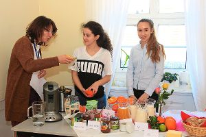 Birgit Helms (von links) begutachtet das von Letizia Galasso und Anna Marterer  zubereitete Frühstück.   Foto: Zinzendorfschulen Foto: Schwarzwälder-Bote
