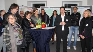 Die kleine Einweihungsfeier eröffneten Freudenstadts Oberbürgermeister Julian Osswald und Gartenbau-Geschäftsführerin Cornelia Möhrlen (rechts). Foto: Hannes Kuhnert