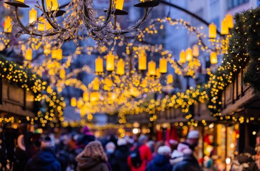 In den letzten beiden Jahren mussten Weihnachtsmärkte in vielen Städten abgesagt werden. 2022 finden die meisten wieder statt. Foto: dpa/Rolf Vennenbernd