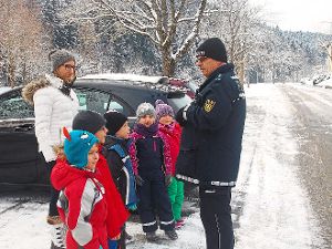 Michael Scheuermann  von der Polizei Freudenstadt erklärte den Kindergartenkindern der Rasselbande, wie sie sich im Straßenverkehr richtig verhalten sollten. Foto: Kita Foto: Schwarzwälder-Bote