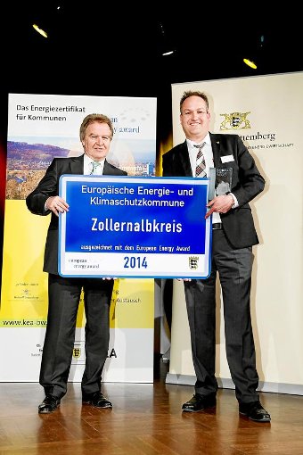 Umweltminister Franz Untersteller (links) verleiht den European Energy Award an den Ersten Landesbeamten Matthias Frankenberg. Foto: Potente