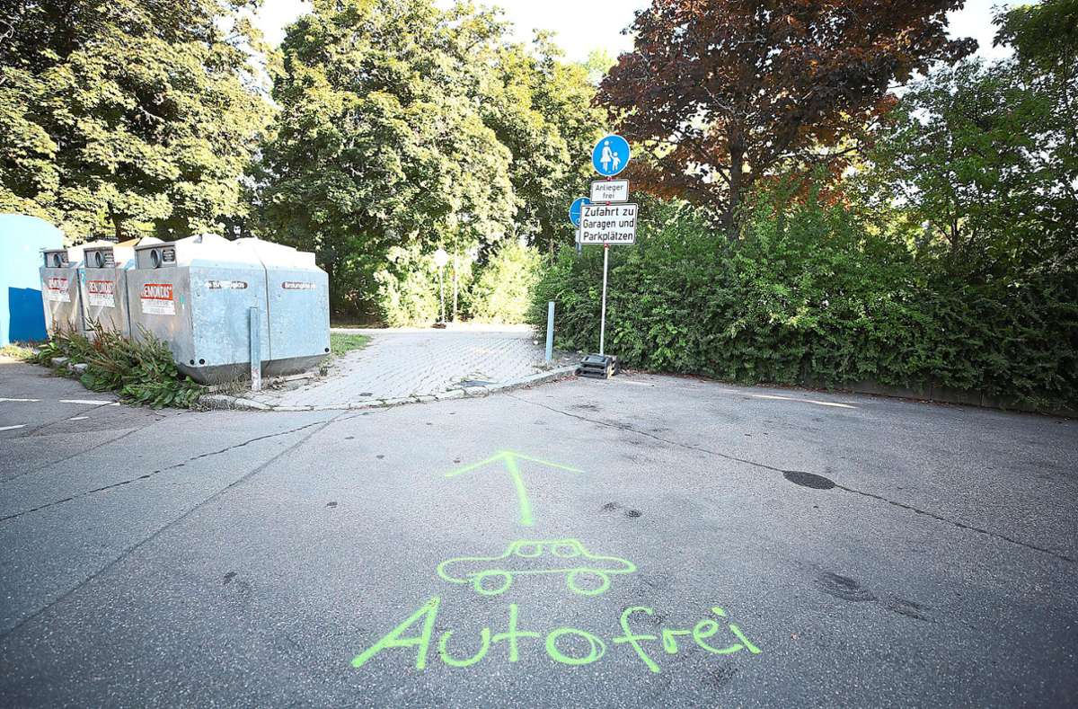 Autofrei­ steht mit Graffiti provisorisch auf die Straße geschrieben: Seitens der Stadt musste es eben schnell gehen. Foto: Eich