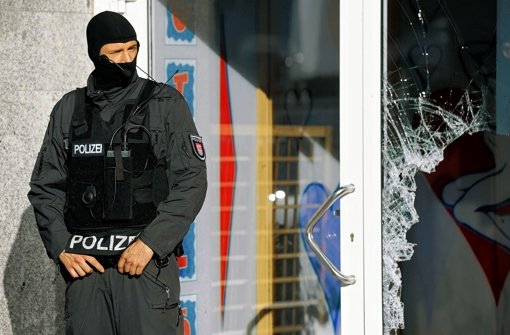 Ein Beamter des Hamburger Spezialeinsatzkommandos vor dem Eingang eines Kieler Laufhauses. Um 5 Uhr hatten die Elitepolizisten die Glastür mit einer Ramme aufgebrochen. Foto: dapd