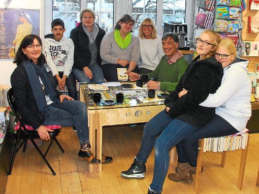 Gudrun Krüper von der Arkaden-Buchhandlung (links) mit Lehrern und Schülern, die das Projekt der Sitzecke umgesetzt haben. Foto: Schule Foto: Schwarzwälder-Bote