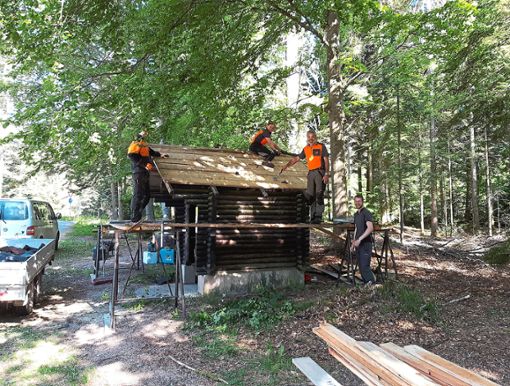 Das Team der Ausbildungsstelle beim Sanieren der Hütte am Lauferbrunnen.Foto: Stadtverwaltung Foto: Schwarzwälder Bote