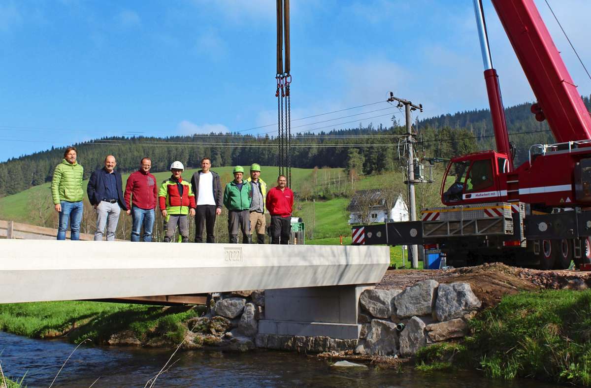 Am Ende sind alle Beteiligten  glücklich, dass die Brückenteile perfekt passen. Foto: Stadtverwaltung Furtwangen