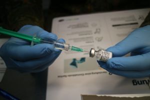Aus einer Ampulle Vakzin lassen sich sechs Dosen Impfstoff gewinnen. Einmal angestochen, ist sie sechs Stunden haltbar.  Foto: Müller