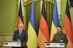 Bundespräsident Frank-Walter Steinmeier (l.) und der ukrainische Präsident Wolodymyr Selenskyj bei einer gemeinsamen Pressekonferenz Foto: dpa/Michael Kappeler
