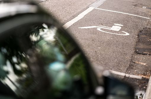 Vorm  Eingang der Jugendherbergein Stuttgart sind zwei  Behindertenparkplätze ausgewiesen. Wer keinen Behindertenausweis vorweisen kann, bekommt einen Strafzettel. Foto: Lichtgut/Max Kovalenko
