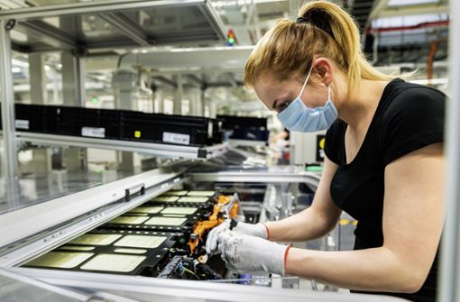 Die Batteriefertigung von Mercedes im Werk Kamenz: Beschäftigte mit Kompetenzen im Bereich der Elektromobilität werden beim Autobauer immer wichtiger. Foto: /Mercedes-Benz AG
