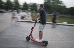 E-Scooter sind ein praktisches Fortbewegungsmittel – allerdings auch sehr unfallträchtig. Foto: Lichtgut/Julian Rettig