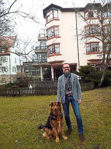 Matthias Trautmann und sein Hund Kasper fühlen sich am Bürgerheim pudelwohl. Foto: Hennings Foto: Schwarzwälder-Bote