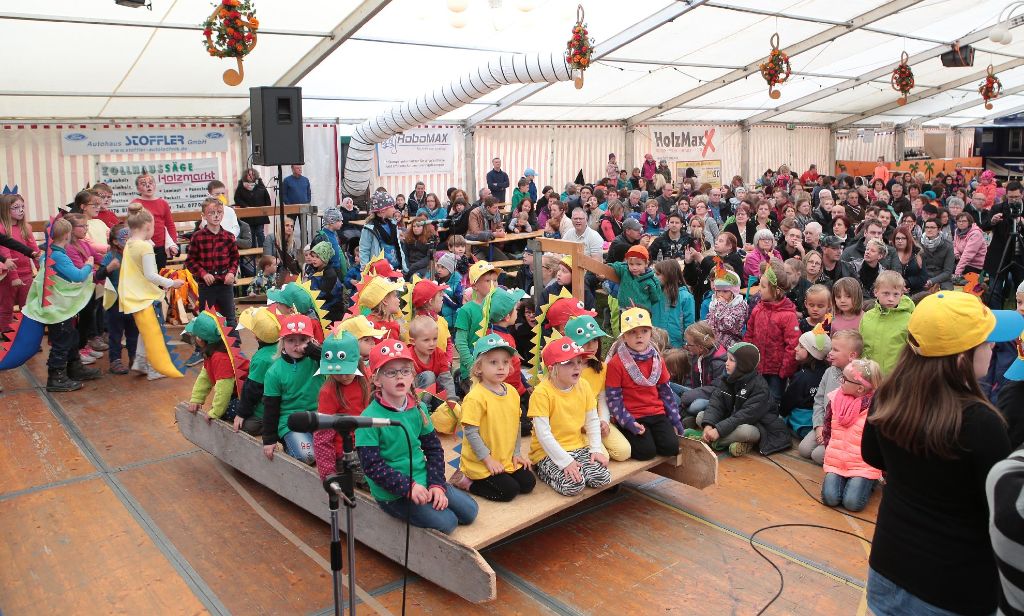 Im proppenvollen Festzelt findet der Auftakt zur viertägigen Sause des MV Eintracht Fützen mit einem Musical von und für Kinder statt.  Foto: Müller