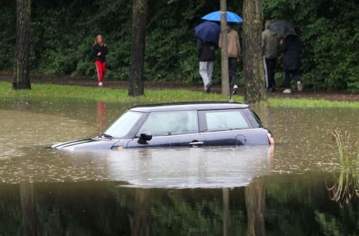 Der Starkregen hat am Montag in der Region Stuttgart Polizei und Feuerwehr in Atem gehalten. Zahlreiche Straßen und Unterführungen  waren überflutet. Am stärksten betroffen waren Stuttgart und der Kreis Esslingen. Foto: dpa