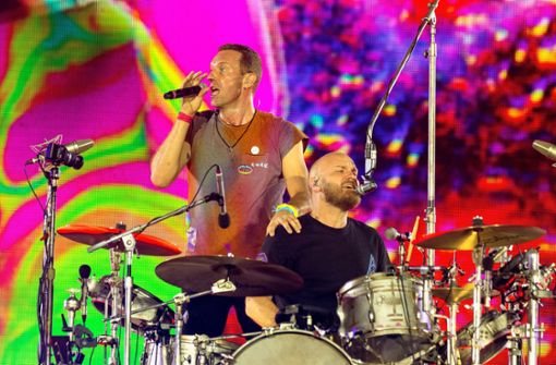 Chris Martin (li.), Sänger der Band von Coldplay, neben dem Schlagzeuger Will Champion während der „Music of the Spheres“-Tour in London Foto: dpa/Suzan Moore
