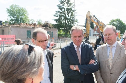 Landesinnenminister Reinhold Gall besucht am Dienstag Weissach – hier ist am Montag ein Haus abgebrannt, in dem in zwei Wochen Flüchtlinge einziehen sollten. Foto: dpa