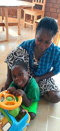 Pünktlich wie geplant konnten zu Beginn des Jahres die ersten alleinerziehenden Mütter mit Ihren Kindern in der neuen Kindertagesstätte von Human Dreams begrüßt werden.Foto: Mtawa Foto: Schwarzwälder Bote
