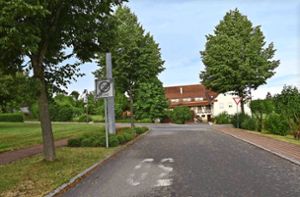 Noch ist das Herrenzimmerner Wohnbaugebiet „Eschle“ nur über die Lupfenstraße (Bild) zu erreichen. Derzeit läuft das Bebauungsplanverfahren für die zweite Zufahrt. Foto: Weisser