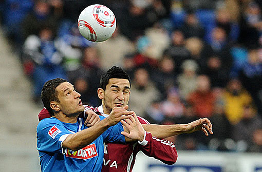 Sejad Salihovic (links) von Hoffenheim und Ilkay Gündogan von Nürnberg im Zweikampf um den Ball.  Foto: dpa