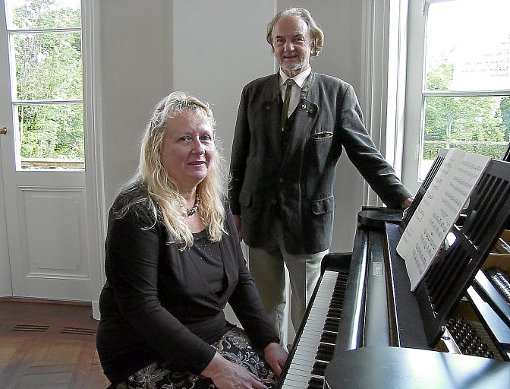 Die Pianistin Sandra Beyer spielte Klangfarben des Barock, Willy Beyer führte in die Barockmusik ein. Foto: Maute Foto: Schwarzwälder-Bote