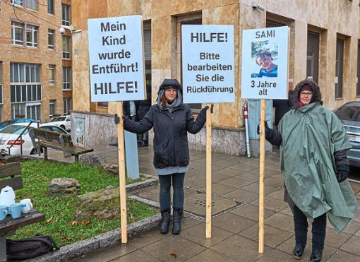 Christina Coskun, Mutter von Sami, und ihre Schwester Alexandra Gunne demonstrieren vor dem türkischen Konsulat in  Stuttgart. Nun legt der Vater seinen Standpunkt dar. Foto: Lück