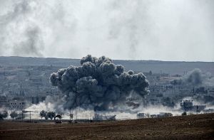 Die Verstärkung aus dem Nordirak für die Verteidiger des belagerten Kobane soll am Mittwoch die syrische Stadt erreichen.  Foto: dpa