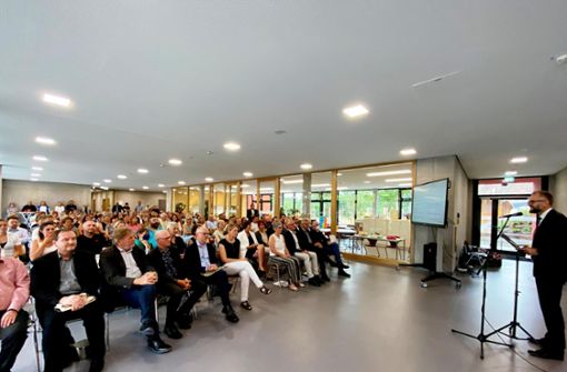Bürgermeister Ralf Ulbrich (rechts) begrüßt die Gäste zur Einweihung des neuen Schulkomplexes in Deißlingen. Foto: Reinhardt