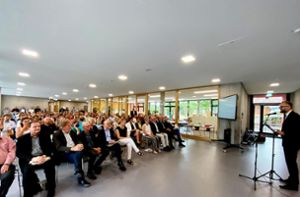 Bürgermeister Ralf Ulbrich (rechts) begrüßt die Gäste zur Einweihung des neuen Schulkomplexes in Deißlingen. Foto: Reinhardt