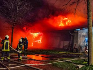 Den mutmaßlich herausforderndsten Einsatz gab es in Bühl, wo am frühen Neujahrsmorgen ein Ökonomiegebäude lichterloh brannte. Foto: Kornmeier/Einsatz-Report 24