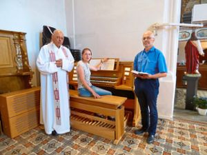 Palmbühlpfarrer Josef Schäfer, Organistin Nathalie Kroner und Thomas Meinert freuen sich über die neue Orgel in der Wallfahrtskirche.Foto: privat Foto: Schwarzwälder Bote