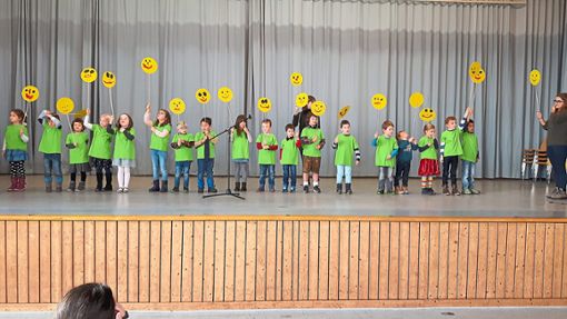Die Kindergartenkinder sorgen mit ihrem Auftritt für gute Laune. Foto: Leinemann Foto: Schwarzwälder Bote