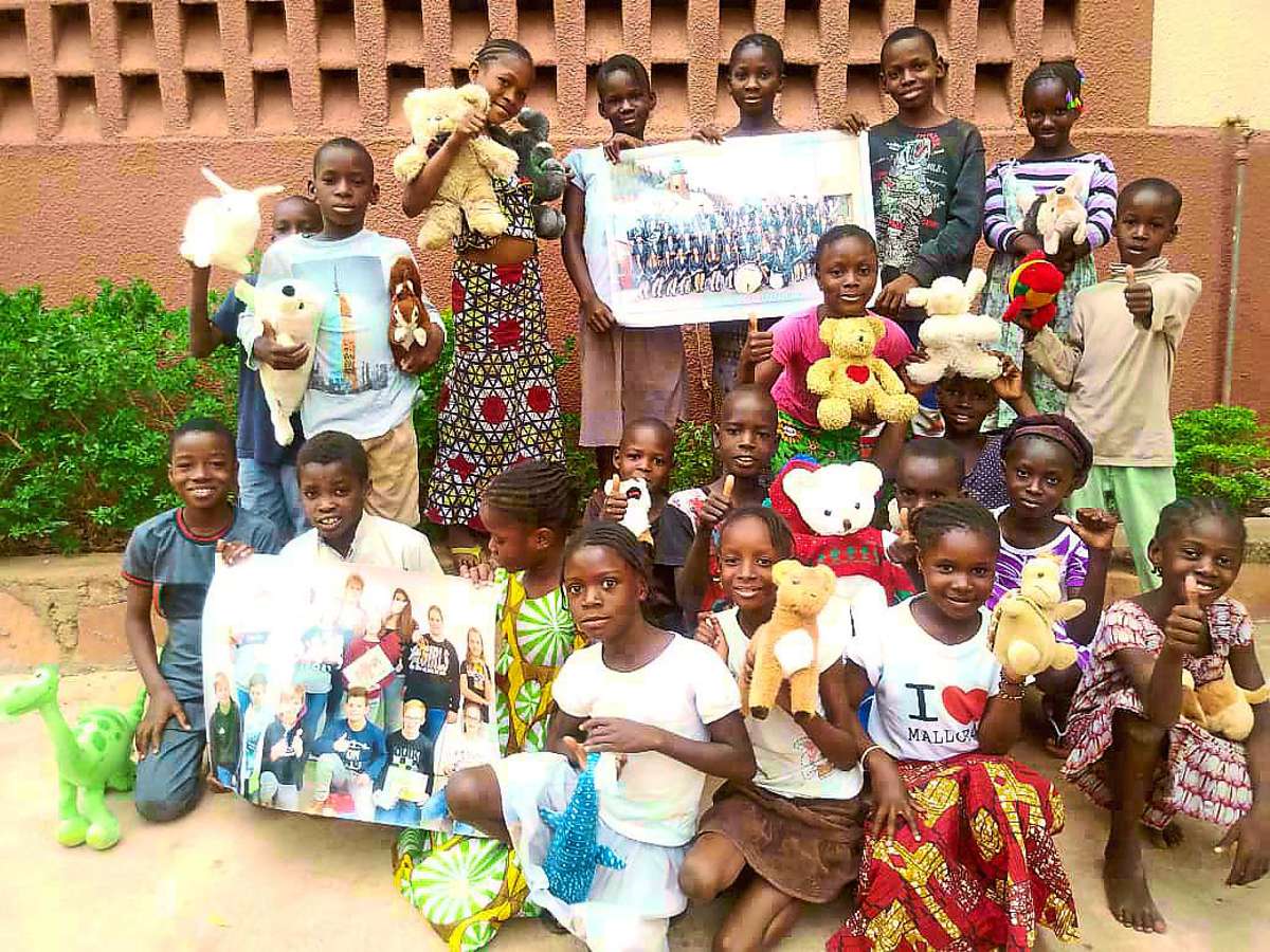 Das Paket der Triberger Stadtmusik mit Schulsachen und Blockflöten ist in Mali angekommen. Die Kinder zeigen zum Dank die Fotos der Musiker. Foto: Stadtverwaltung