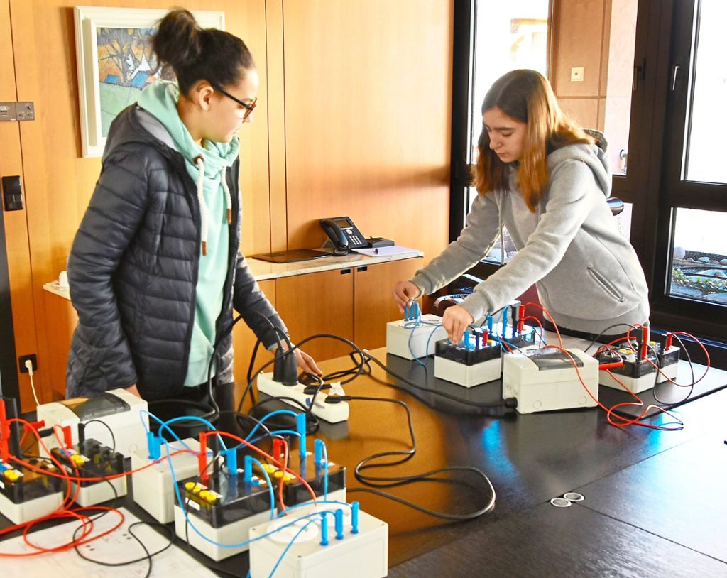 Die beiden  interessierten Schülerinnen aus Triberg und Hornberg versuchen sich am Girls’ Day bei der Triberger Unternehmensgruppe EGT an einer KNX-Schaltung. Foto: EGT Foto: Schwarzwälder Bote