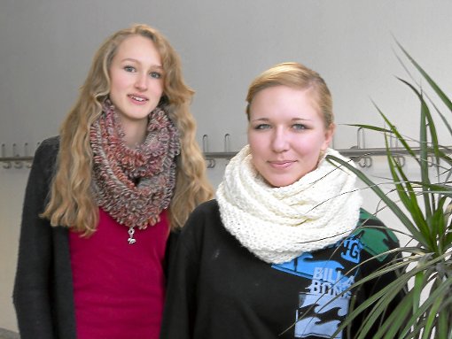 Leonie Ott (links) und Melanie Fecker, Schülerinnen des Gymnasiums Hechingen, stehen heute im Finale des Wettbewerbs Jugend debattiert. Foto: Privat Foto: Schwarzwälder-Bote