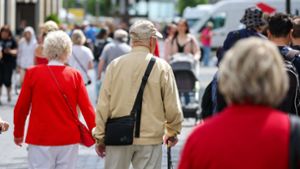 Senioren gehen zum Einkaufen durch die Leipziger Innenstadt. Foto: dpa/Jan Woitas