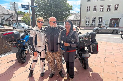 Candida Louis (rechts) besuchte mit ihrem Motorrad Carmen und Michael Müller in Freudenstadt. Foto: Müller