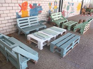 Die   Gartenmöbel erstrahlen nach der Gartenwoche in frischen Farben. Foto: Max-Fischer-Kindergarten Foto: Schwarzwälder Bote